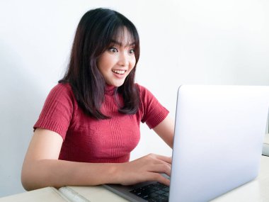 Genç Asyalı kadın stüdyoda poz