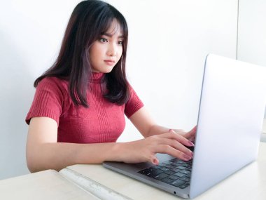 Genç Asyalı kadın stüdyoda poz