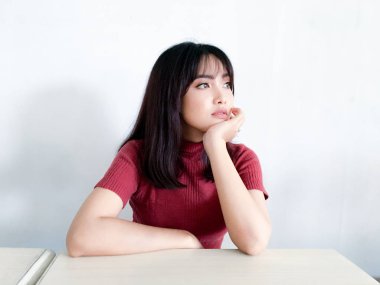 Genç Asyalı kadın stüdyoda poz