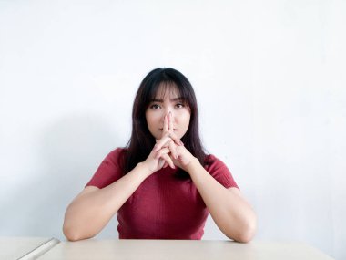 Genç Asyalı kadın stüdyoda poz