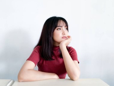 Genç Asyalı kadın stüdyoda poz