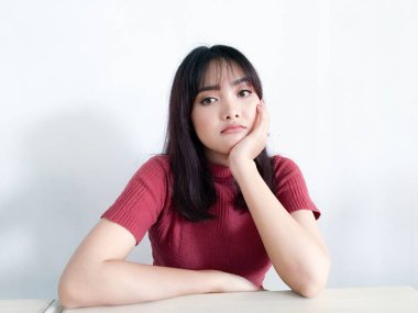 Genç Asyalı kadın stüdyoda poz