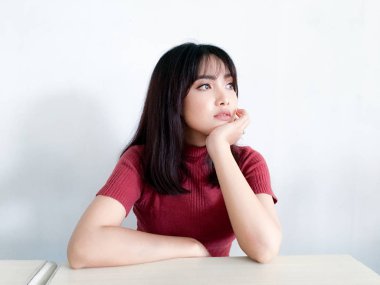 Genç Asyalı kadın stüdyoda poz