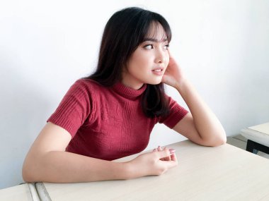 Genç Asyalı kadın stüdyoda poz