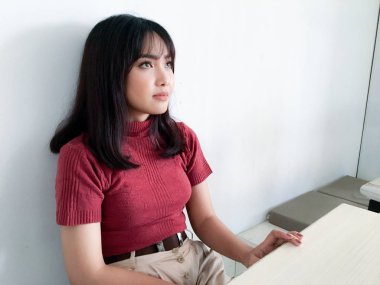 Genç Asyalı kadın stüdyoda poz