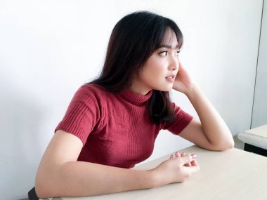 Genç Asyalı kadın stüdyoda poz