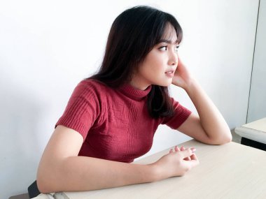 Genç Asyalı kadın stüdyoda poz