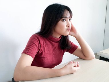 Genç Asyalı kadın stüdyoda poz