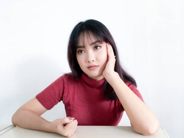 Genç Asyalı kadın stüdyoda poz