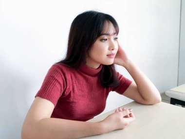 Genç Asyalı kadın stüdyoda poz