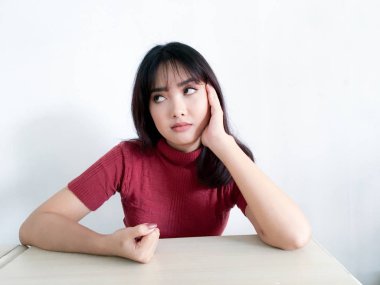 Genç Asyalı kadın stüdyoda poz