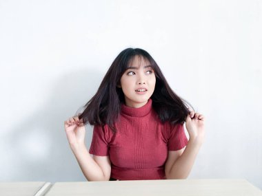 Genç Asyalı kadın stüdyoda poz