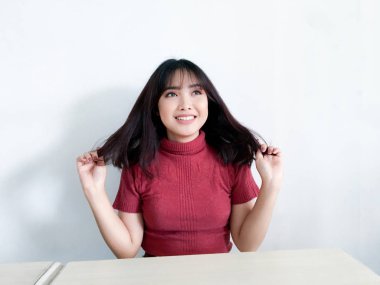 Genç Asyalı kadın stüdyoda poz