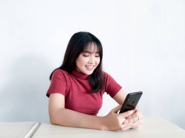 Genç Asyalı kadın stüdyoda poz