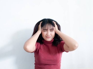 Genç Asyalı kadın stüdyoda poz