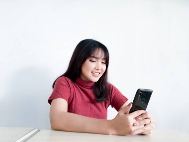 Genç Asyalı kadın stüdyoda poz