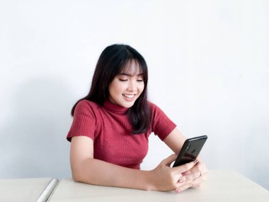 Genç Asyalı kadın stüdyoda poz