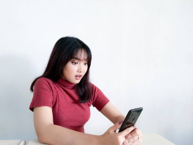 Genç Asyalı kadın stüdyoda poz