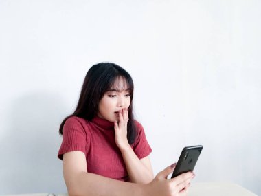 Genç Asyalı kadın stüdyoda poz