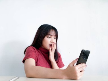 Genç Asyalı kadın stüdyoda poz