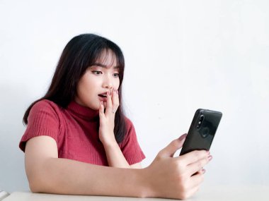 Genç Asyalı kadın stüdyoda poz