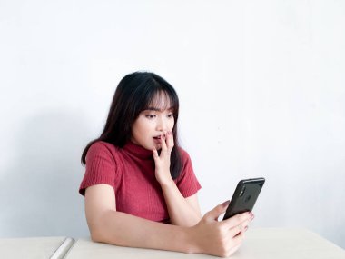 Genç Asyalı kadın stüdyoda poz