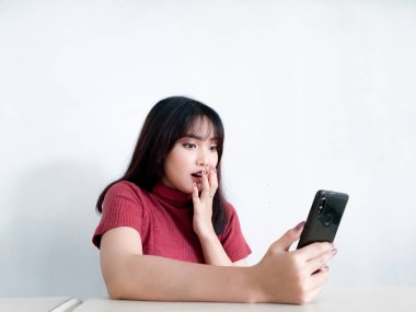 Genç Asyalı kadın stüdyoda poz