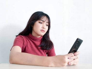 Genç Asyalı kadın stüdyoda poz