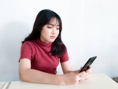 Genç Asyalı kadın stüdyoda poz