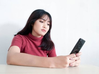 Genç Asyalı kadın stüdyoda poz