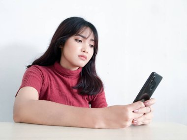 Genç Asyalı kadın stüdyoda poz