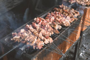 Izgarada ızgara yapan mangalda ızgara et.