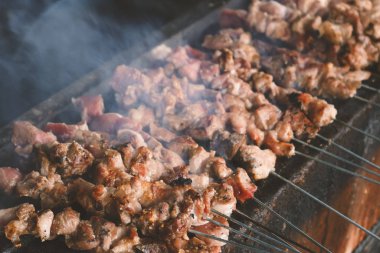 Izgarada ızgara yapan mangalda ızgara et.