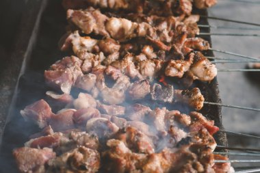Izgarada ızgara yapan mangalda ızgara et.