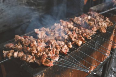 Izgarada ızgara yapan mangalda ızgara et.