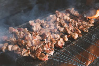 Izgarada ızgara yapan mangalda ızgara et.