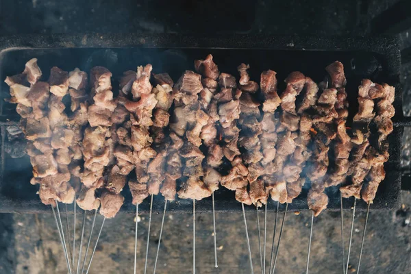 火鉢で焼く串焼き肉の燻製 — ストック写真