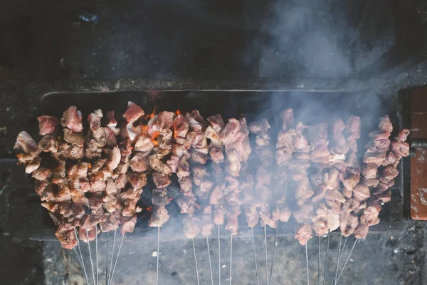 烧烤炉上烤的烟熏肉 — 图库照片