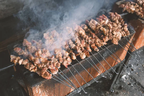 烧烤炉上烤的烟熏肉 — 图库照片