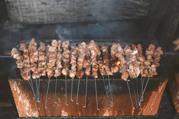 Carne Churrasco Fumada Espetos Grelhando Braseiro — Fotografia de Stock