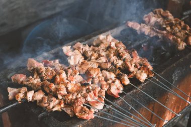 Izgarada ızgara yapan mangalda ızgara et.