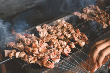 Erkek el, Brezilya 'da barbekü yapıyor.