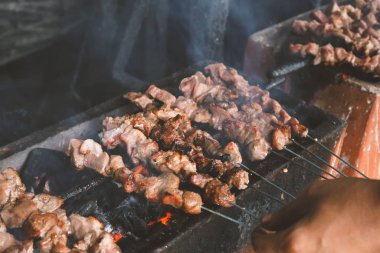 Erkek el, Brezilya 'da barbekü yapıyor.