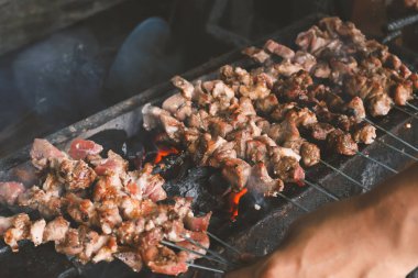Erkek el, Brezilya 'da barbekü yapıyor.