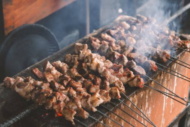 Izgarada ızgara yapan mangalda ızgara et.