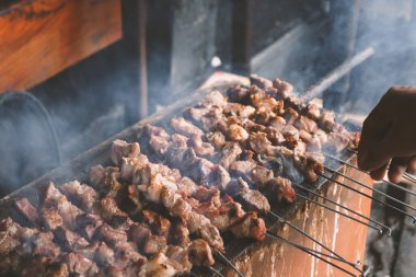 Erkek el, Brezilya 'da barbekü yapıyor.