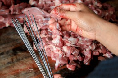 Izgara için domuz eti hazırlıyorum..