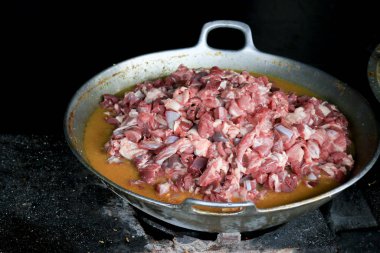 Yakın çekim tavada kızarmış et