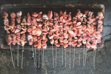 Izgarada ızgara yapan mangalda ızgara et.