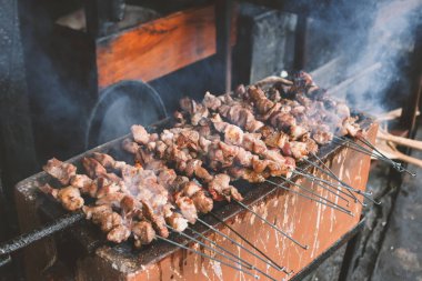 Izgarada ızgara yapan mangalda ızgara et.